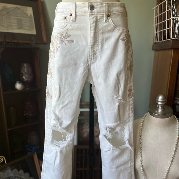 A&F WHITE EMBROIDERED 27/4R DISTRESSED WITH ROUGH HEM - Picture 1 of 12